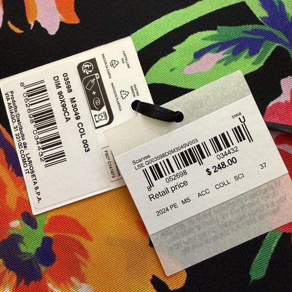 Moschino
Floral Printed Fringed-Edge Scarf - Picture 12 of 12